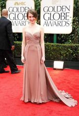 高清组图：泰萨-法米加桃心领礼服扮清纯萝莉