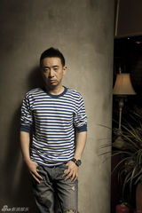 组图：范雷雅痞写真随性气质尽显熟男魅力