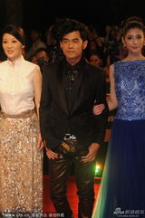 组图：周杰伦搂杰女郎帅气亮相上海电影节红毯