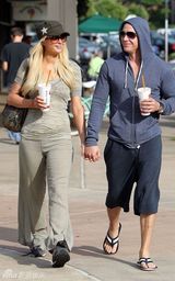 高清组图：帕丽斯-希尔顿和男友逛街十指相扣秀恩爱