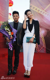 组图：苗圃长影节走红毯 黑白装帅气优雅呼声高