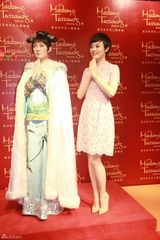 组图：孙俪武汉二度揭幕蜡像 与甄嬛同挂小像