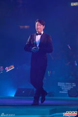 组图：雷颂德个唱献歌儿子 郑秀文助阵掀高潮