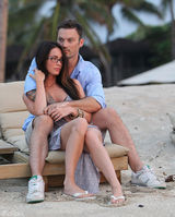 高清组图：梅根-福克斯和老公蜜月情浓 不慎露底