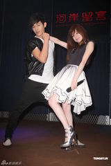 组图：王心凌小型个唱秀性感 与敖犬上演亲密接触