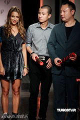 组图：文章光头亮相时尚品牌开店成全场焦点