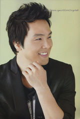 幻灯图：朴龙河生前帅气写真 阳光笑容温暖众人