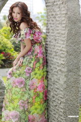 组图：刘心悠花朵裙装拍写真 望早日遇真命天子