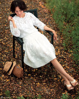 组图：袁泉杂志封面曝光 森林恬静漫步与黑天鹅共舞