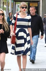 组图：泰勒-斯威夫特曝街头照 复古条纹裙引领时尚