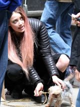 组图：德普未婚妻艾梅柏片场赶拍 化身粉发妖姬