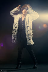 组图：许诺人造皮草硬汉造型 呼吁保护动物