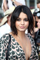 高清组图：瓦妮莎-哈金斯深V长裙亮相光彩夺目