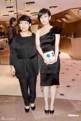 周慧敏自言有不少同志朋友 赌王四太送何超盈首饰