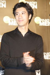 幻灯：王力宏上海出席代言活动 和粉丝分享护肤心得