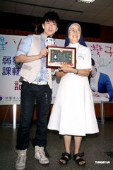 高清组图：光良七夕相约江美琪 已认养12个小朋友