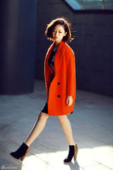 组图：姚贝娜春日街拍曝光 亮色大衣显潮范