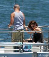 组图：暮光女穿军装现身片场 手拿酒瓶悠闲垂钓