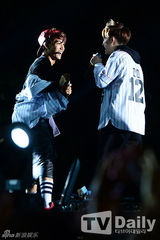 组图：EXO与SHINee等助阵江南Festival秀劲舞