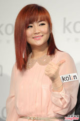 组图：Selina粉嫩亮相 自曝已克服对火恐惧做料理