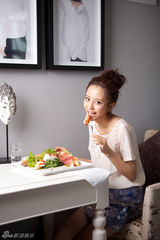 组图：佟丽娅清新写真展现美人与美食的双重诱惑