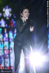 组图：中秋蔡依林献唱露胸光 谢霆锋拒谈王菲