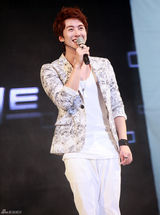 高清组图：韩星金亨俊开生日会 帅气热舞与粉丝互动