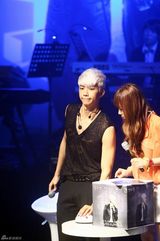 高清组图：2PM祐荣个人专辑发布会大秀腹肌