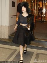 组图：LadyGaga黑毛裘帽露脐装外出 迷离翻白眼