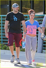 组图：布兰妮清新范儿现身 有男友陪伴满脸幸福