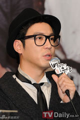 组图：柳真与李廷镇携手出席《百年遗产》发布