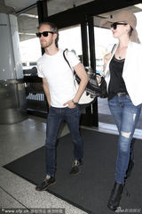 组图：安妮-海瑟薇与丈夫情侣衫亮相机场