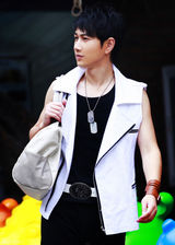 组图：何明翰紧身夏日装突显肌肉线条