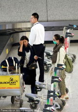 组图：刘诗诗戴口罩防偷拍 衣着休闲扎俏皮马尾