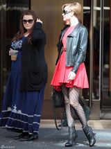 高清组图：埃文-雷切尔-伍德街拍 皮衣配红裙