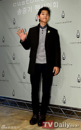 组图：韩演员宋仲基签名会帅气迷人 吸引大批粉丝