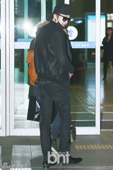 组图：金宇彬赴美拍写真 黑装现身机场似特工