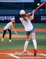 组图：After school两成员棒球赛开球英姿飒爽