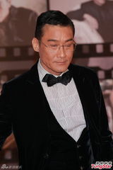 组图：梁家辉亮相金像奖红毯 举手致意