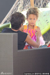 组图：哈利贝瑞挺肚逛街 爱女见镜头扮鬼脸