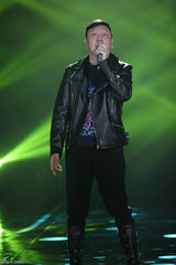 组图：周笔畅睡衣扮猫女 邓紫棋自弹自唱