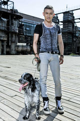 组图：聂远携爱犬登杂志封面 时尚健康形象备受亲睐