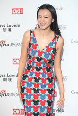 组图：李艾安钧璨携手亮相明星街拍盛典红毯