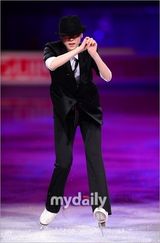 组图：韩花样滑冰运动员金妍儿变身冰上杰克逊