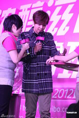 组图：罗志祥上海代言冰激凌 单手轻松抱粉丝