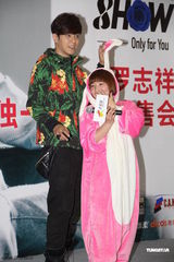 组图：罗志祥穿花衣签售 展现搞怪本色粉丝爆棚