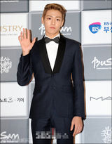 组图：李玹雨金发狼奔头亮相釜山红毯显绅士