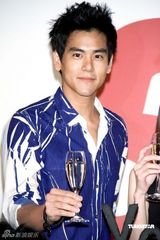 幻灯组图：歌手卢广仲准备考试 如未考取将面临当兵 