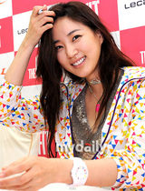 组图：韩星金莎朗签名会金裙性感 一颦一笑风情万种