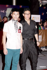 幻灯组图：蔡少芬张晋搭肩亮相 笑称天热先不造人